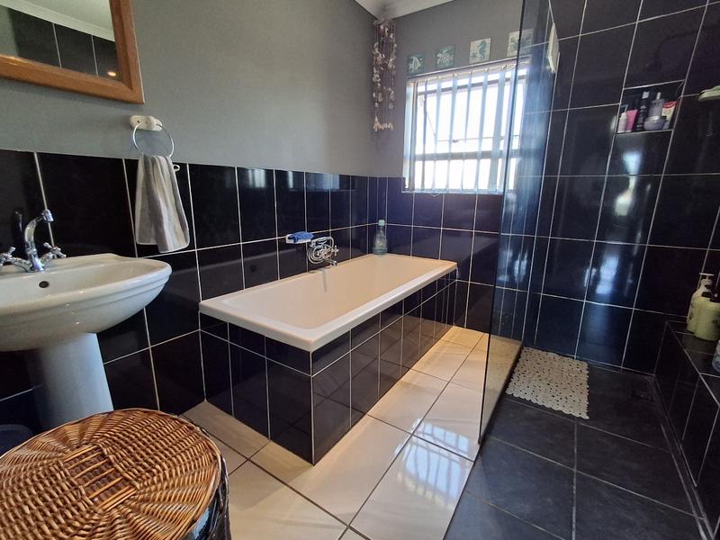 3 Bedroom Property for Sale in Duyker Eiland Western Cape